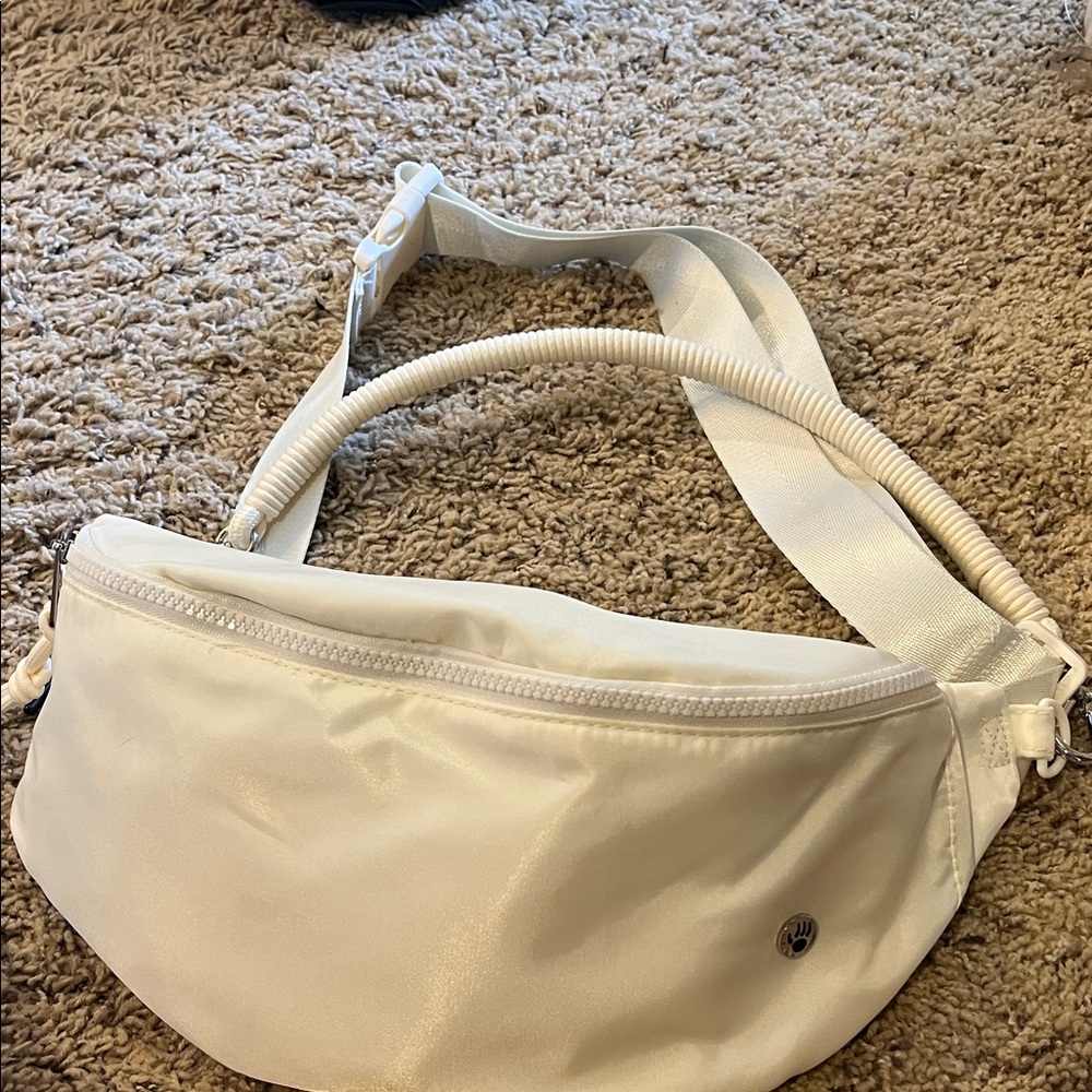Bear Paw White Crossbody Bag/fanny pack 2-way NEW